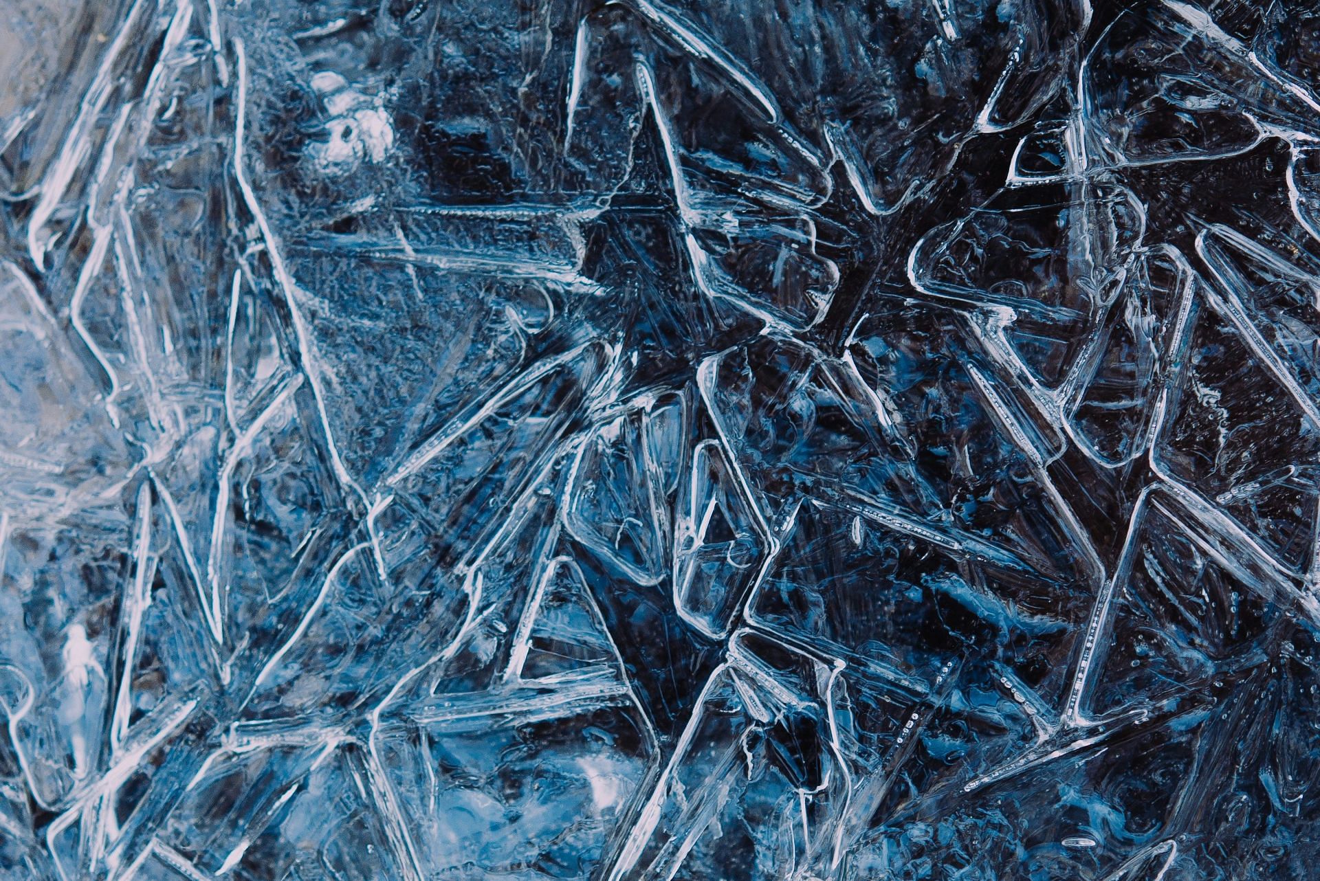 Ice helps to calm the pain (Image via Erin Mckenna/Unsplash)